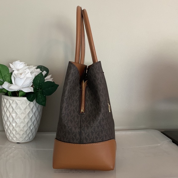 Michael Kors Mercer Gallery Medium Center Zip Tote - Picture 10 of 12